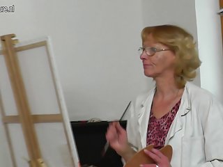 Стариот granny уметник добива нејзиниот млад модел зрели училиште