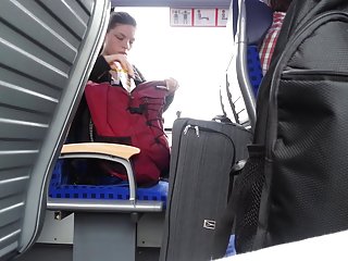 Компилација порно ѕвезди трепка убава девојка во темна јакна 1