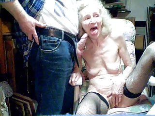 Стариот granny 70 години си го цица внук да ги години, руски porno во сауна